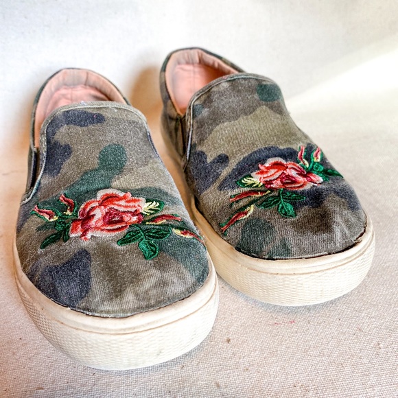Girls Art Class Camo Embroidered Rose Sneaker - Picture 2 of 4